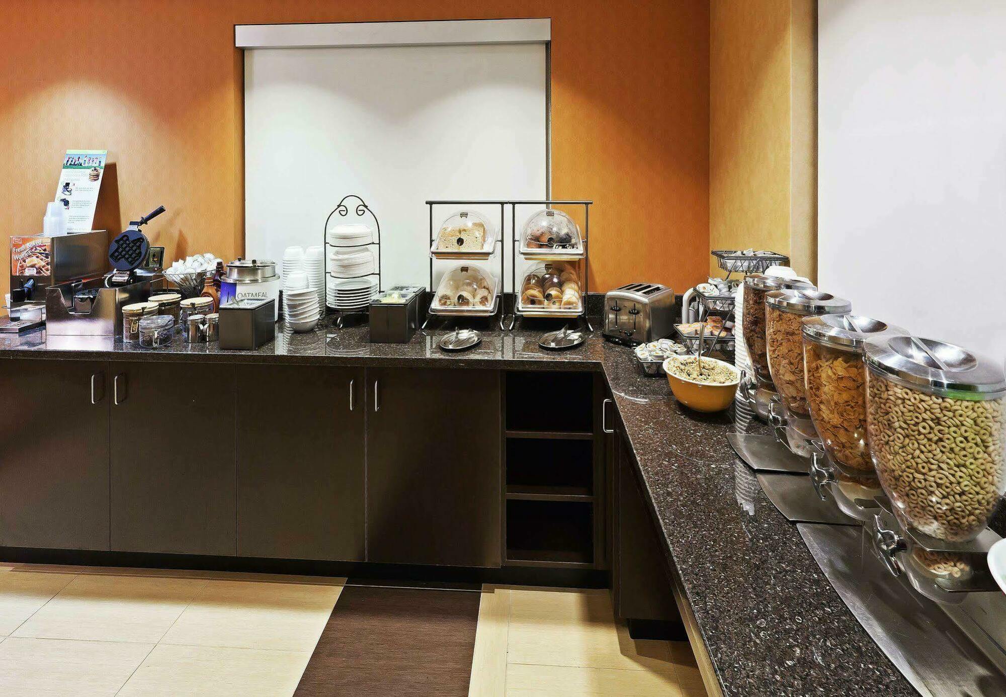 Residence Inn Houston Sugar Land/Стаффорд Ресторан фото